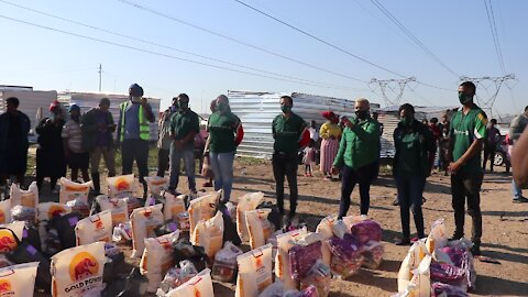 SOUTH AFRICA - Cape Town - Lulwazi and the Gift of The Givers Donating Food Parcels (Video) m (WTK)