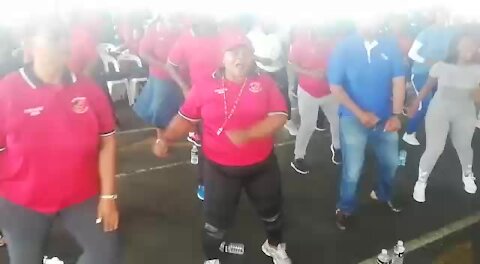 SOUTH AFRICA - Durban - Taxi driver exercise to say health (Video) (Sez)