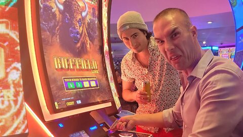 Pompsie Teaches Me How To Play Slots In Vegas!