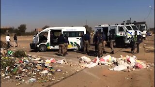 Main road barricaded in service delivery protest (q5E)