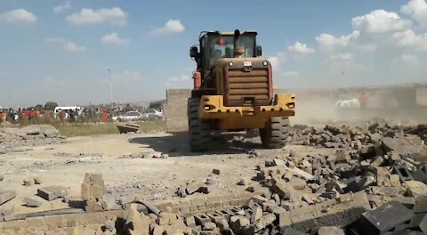 SOUTH AFRICA - Johannesburg - Land grabs in Lenesia (videos) (iym)