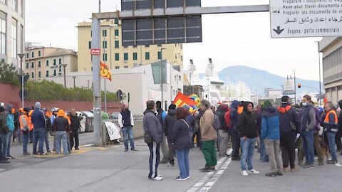 Italy: Dockers protest against COVID Green Pass in Genoa - 25.10.2021