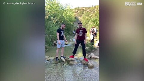 Homem dá pontapé no ar e escorrega em rio!