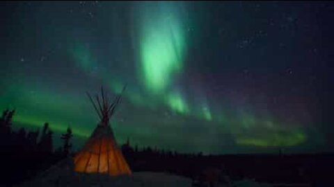 Escursionisti filmano un'incredibile aurora boreale in Canada