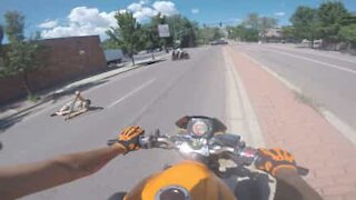 Motociclistas ajudam homem caído na estrada