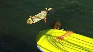 Skater tenta salto aterrando em barco de borracha!