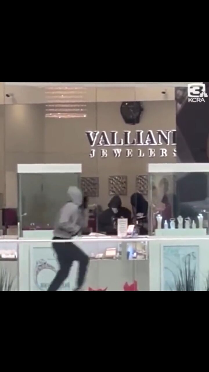 Smash and Grab At A Jewelry Store In California