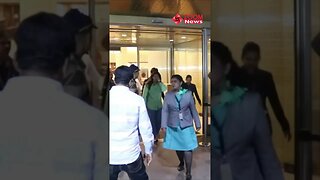 Shah Rukh Khan PUSHES fan trying to click a selfie away from him at airport #shorts #srk