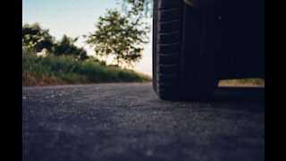 Motorista perde pneu na autoestrada nos EUA