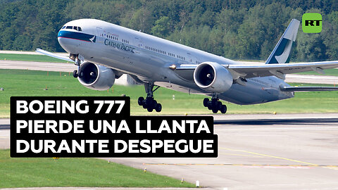 Un avión pierde una llanta durante su despegue, causando daños a vehículos en tierra