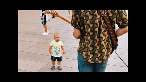 Kid Reacts to SpongeBob Song with Street Performer funzone02