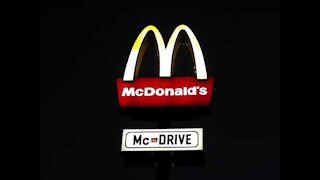 Jovem derruba comida de McDonald’s no carro