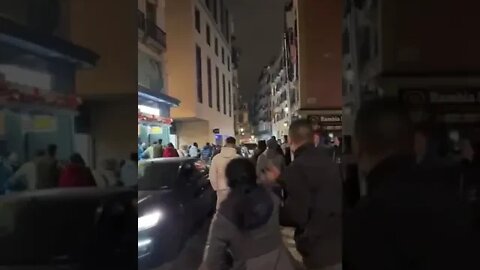 Spania: O femeie este jefuită de telefon în mijlocul uneia dintre celebrările fanilor marocani!