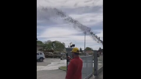 French farmers spraying fertilizer slurry on government building