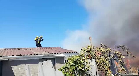 SOUTH AFRICA - Cape Town - Three wendy houses burn down (Video) (9NR)