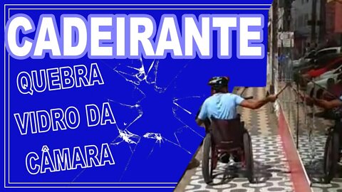 Cadeirante revoltado quebra a parede de vidro da câmara de Ilhéus.