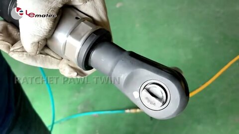 How the Lematec 1/2" 3/8" Heavy Duty Air Ratchet Wrench Works?