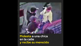 Admirador molesta a una chica en la calle y recibe su merecido