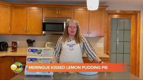 Meringue kissed lemon pudding pie