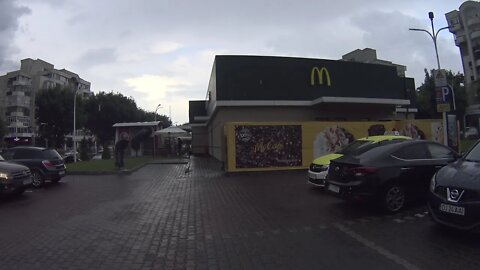 Cu bicicleta pe ploaie la Glovo Craiova - de la McDonald's către doi clienți diferiți