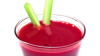 How to make a healthy carrot, beet, apple and celery juice