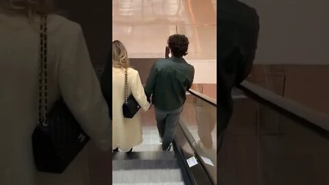 Raphael Veiga e Bruna Santana passeando no shopping no Dia dos Namorados