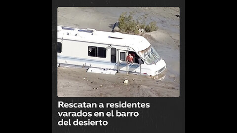 Vehículos varados en el barro del desierto tras tormenta tropical