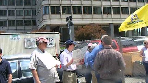 Just before Noontime Tea Party Protest in Boston, just video