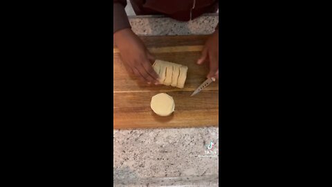 TikTok Garlic & cheese pull apart bread