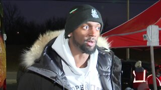 Bobby Portis teams up with Feeding America Wisconsin for a mobile food pantry