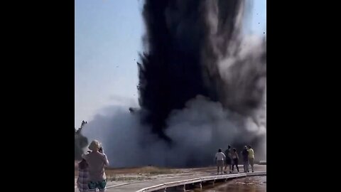 Huge Geyser Explosion At Yellowstone National Park Destroys The Boardwalk, Sends People Running