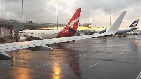 Qantas B737-800 Take Off at Rainy Adelaide
