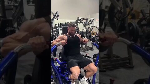 Chris Bumstead chest day : @cbum