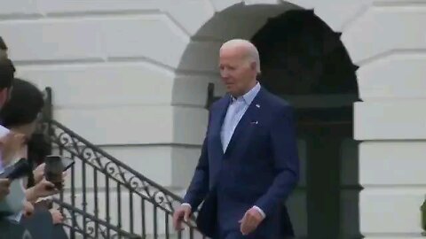 President Biden gives us the weirds after spotting a small child