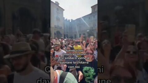 SINDACO DI TORINO SUONA IN PIAZZA CON NOI 😍