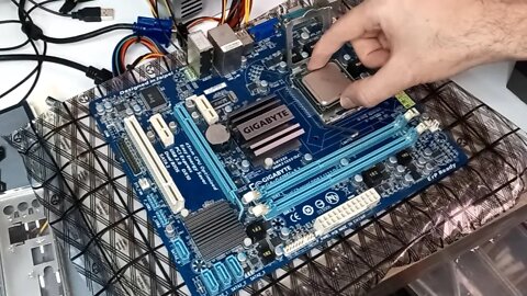 Instalando o XEON E5450 LGA771 adaptado para LGA775 na Placa Mãe Gigabyte G41MT S2 soquete LGA775.