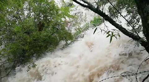 Rain causes flash flooding in Johannesburg (Tvk)