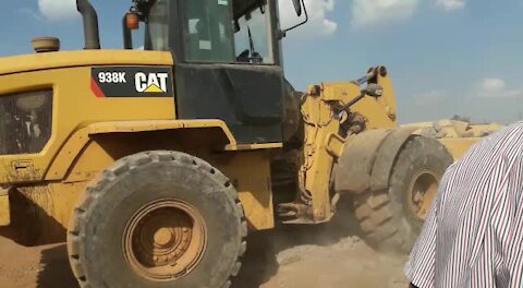 SOUTH AFRICA - Johannesburg - Land grabs in Lenesia (videos) (KxK)