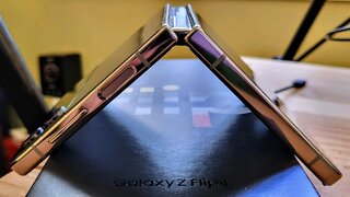 Galaxy Z Flip4 - slippery test...