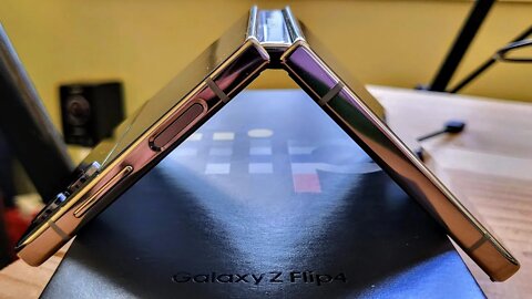 Galaxy Z Flip4 - slippery test...