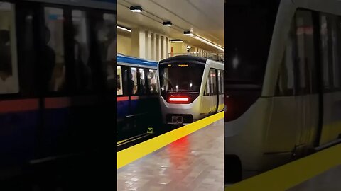 Metro cross path #viralvideo #montreal #montrealtourism