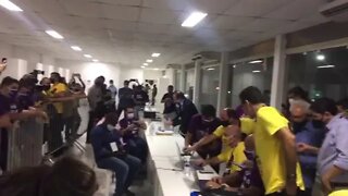 Apoiadores das duas chapas na expectativa esperando o resultado da eleição do Vasco