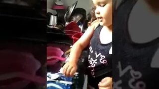 MINHA MAE FEZ EU LAVAR RODA LOUÇA #criança #infantil #cozinha #memes #fy #mãeefilha