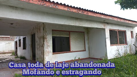 uma belíssima casa de laje abandonada se destruindo pelo abandono no litoral do RS menos 2 km do mar