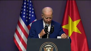 Confused Biden Stares At His Notes In Silence For 13 Seconds