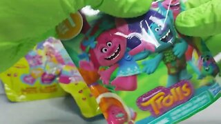 2 Trolls & 2 Fingerlings Minis Mystery figure opening toy review