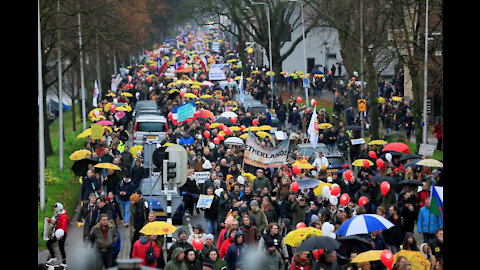 'We hangen al onze kappies aan het torentje' - Demonstratie Utrecht Samen voor NL, 4 december 2021
