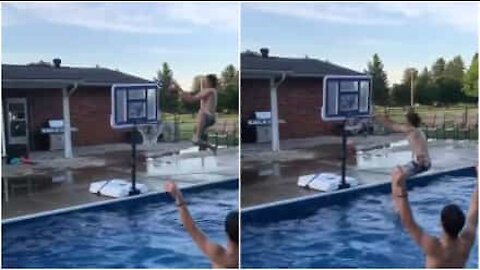 Giocano a basket in piscina