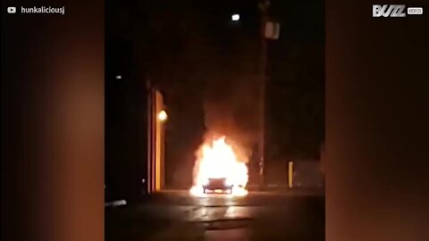 Carro em chamas filmado em Anaheim, EUA