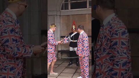 The kings guard smiles with patriotic Royal fan's #horseguardsparade